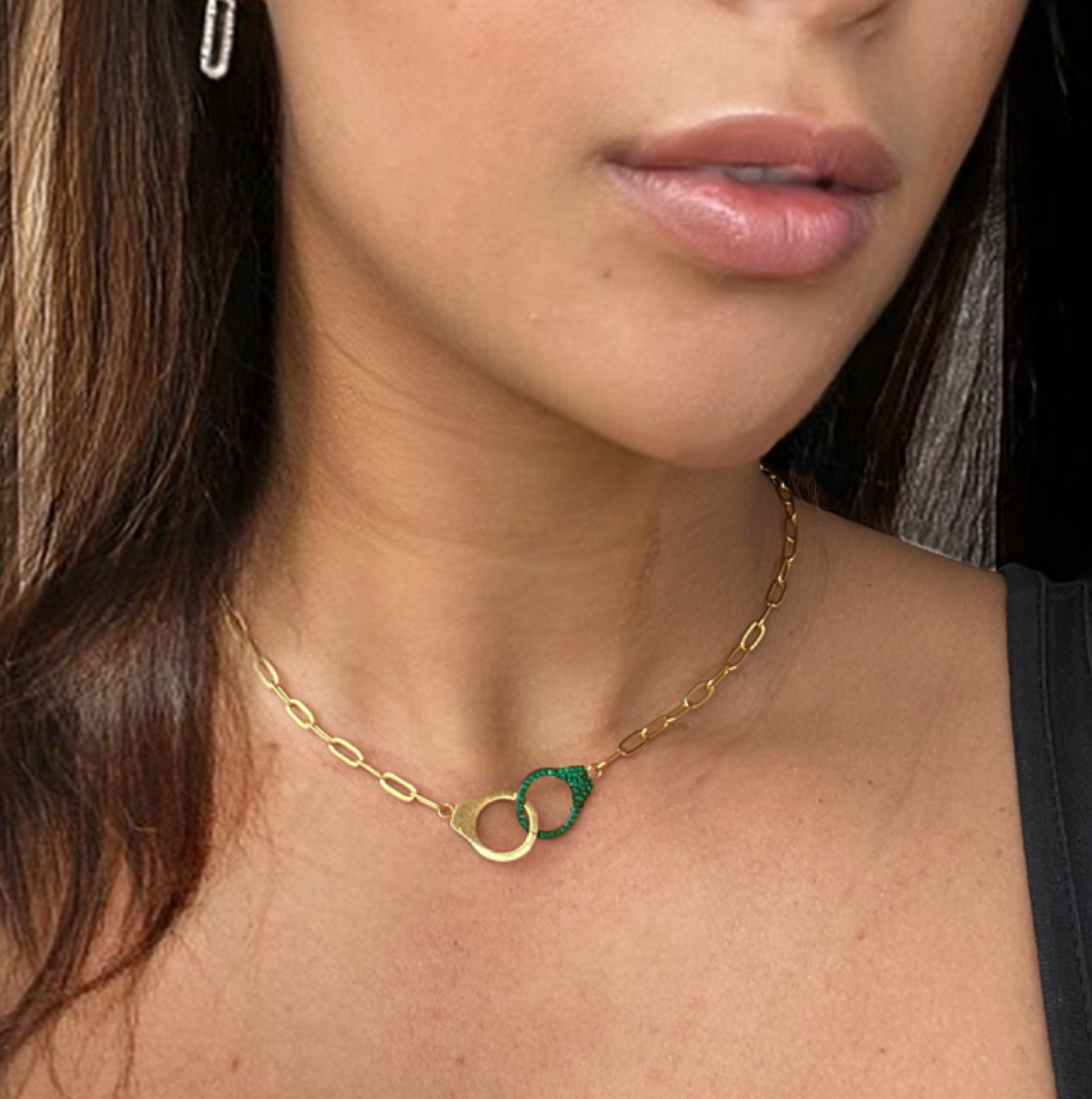 Collier doré en chaîne et menottes émeraudes en acier inoxydable