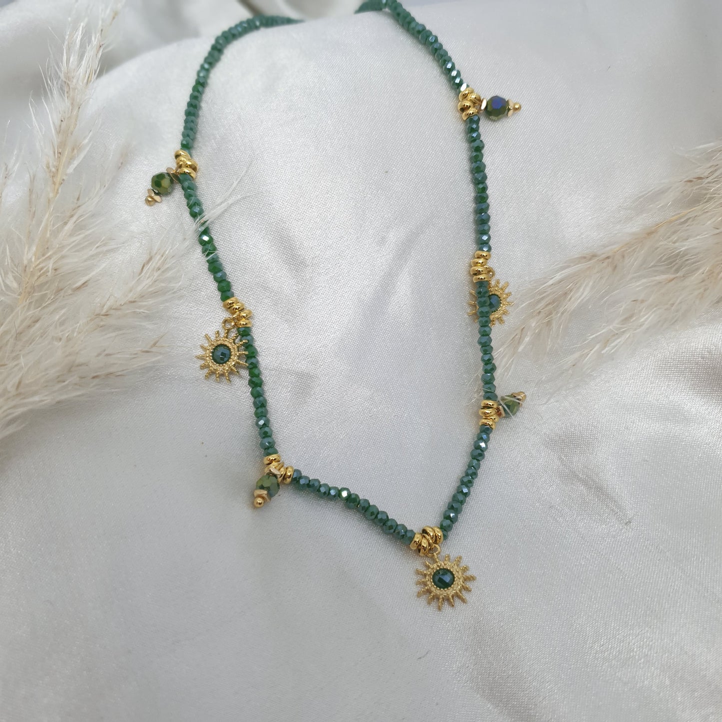 Collier bohème avec perles émeraudes et petits soleils en acier inoxydable SOLECITOS RéussiteActif