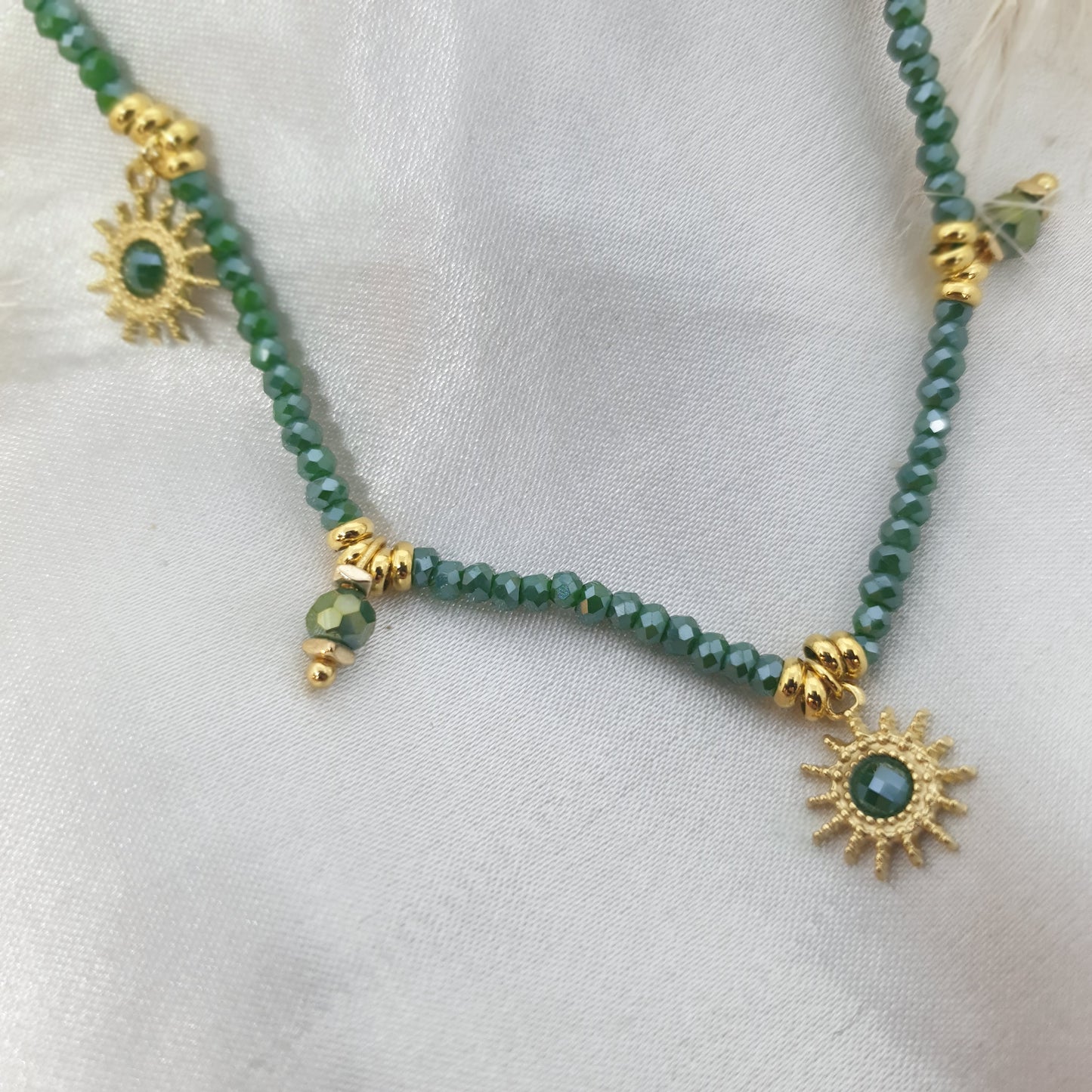 Collier bohème avec perles émeraudes et petits soleils en acier inoxydable SOLECITOS