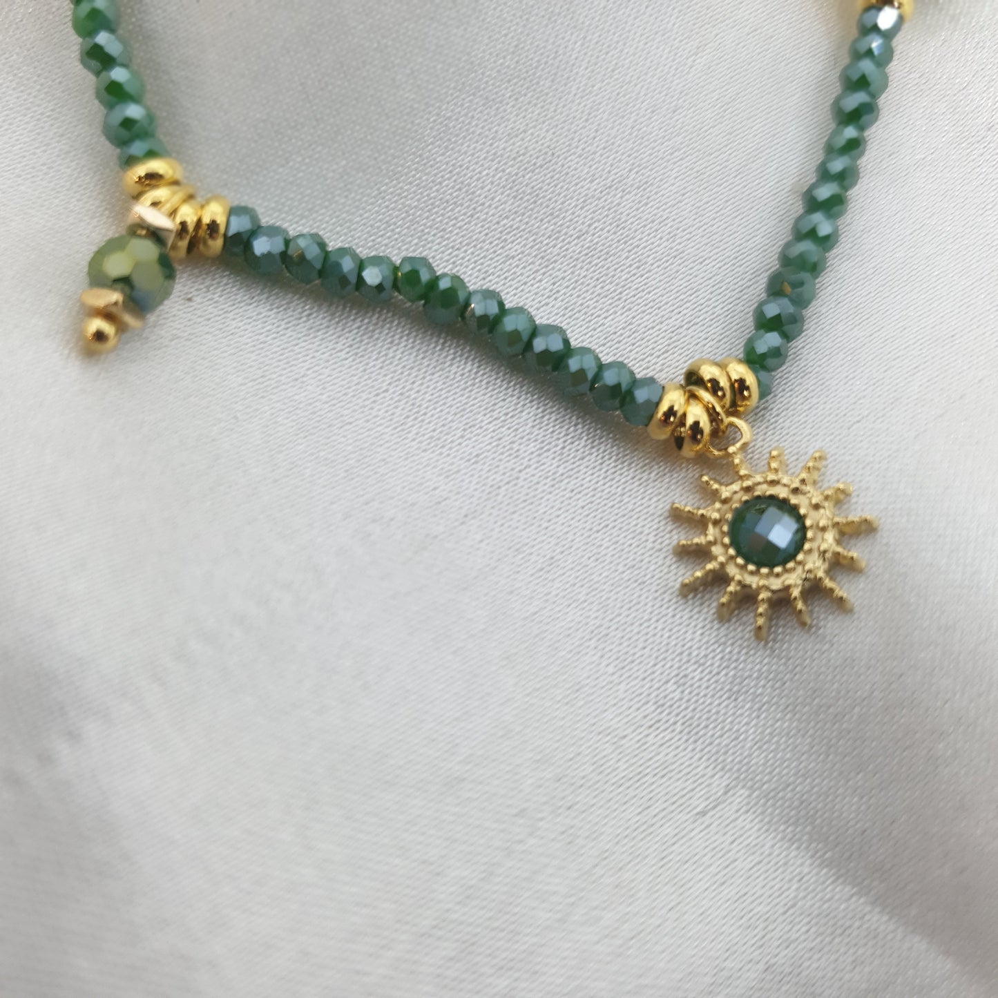 Collier bohème avec perles émeraudes et petits soleils en acier inoxydable SOLECITOS