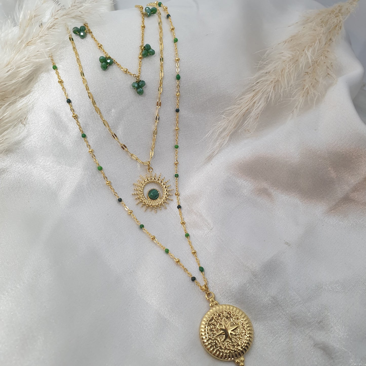 Collier bohème à triple rangées avec médaillon, soleil et perles émeraudes en acier inoxydable BOHEMIA RéussiteActif