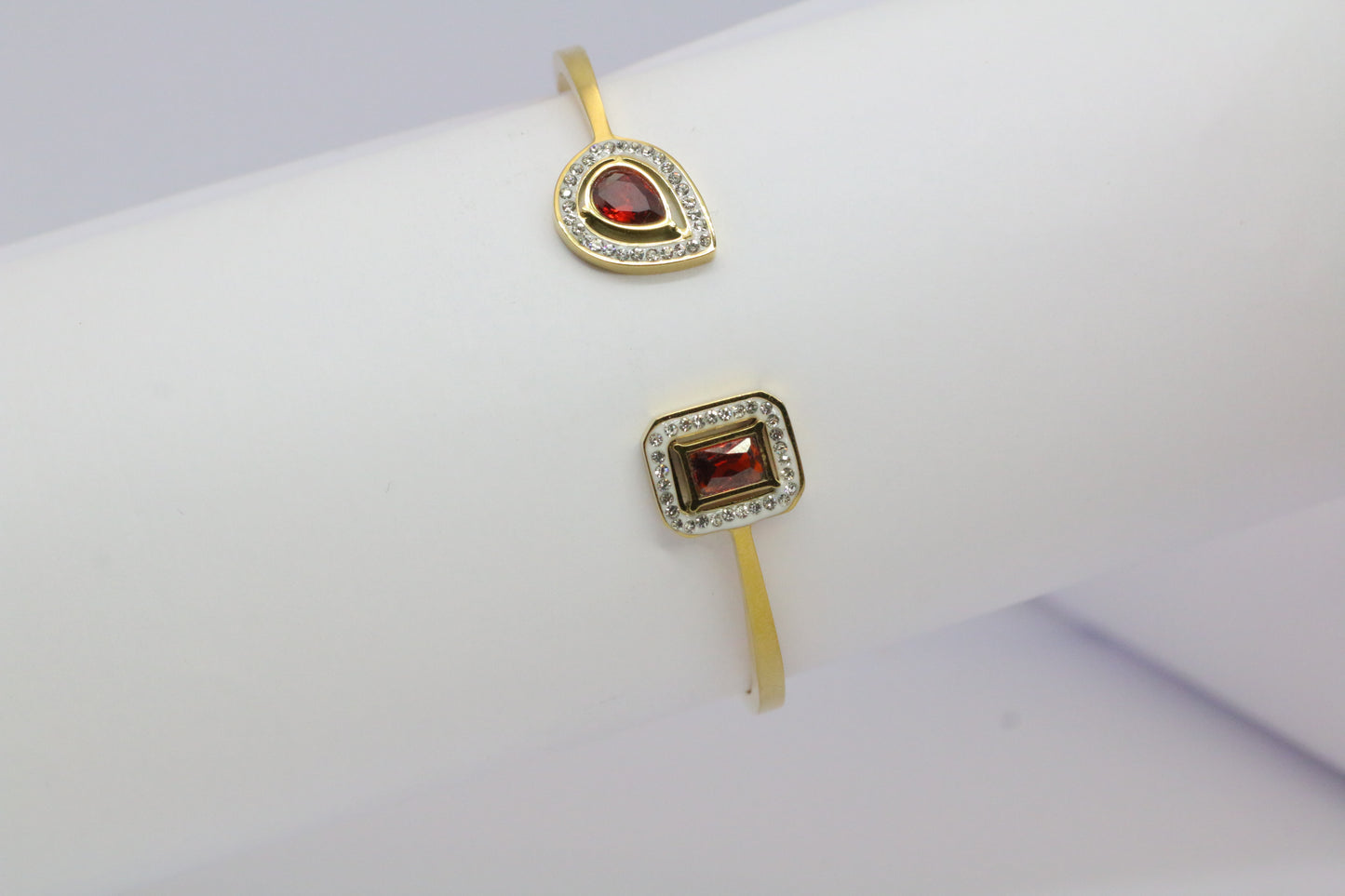 Bracelet rigide  avec 2 diamant rouge