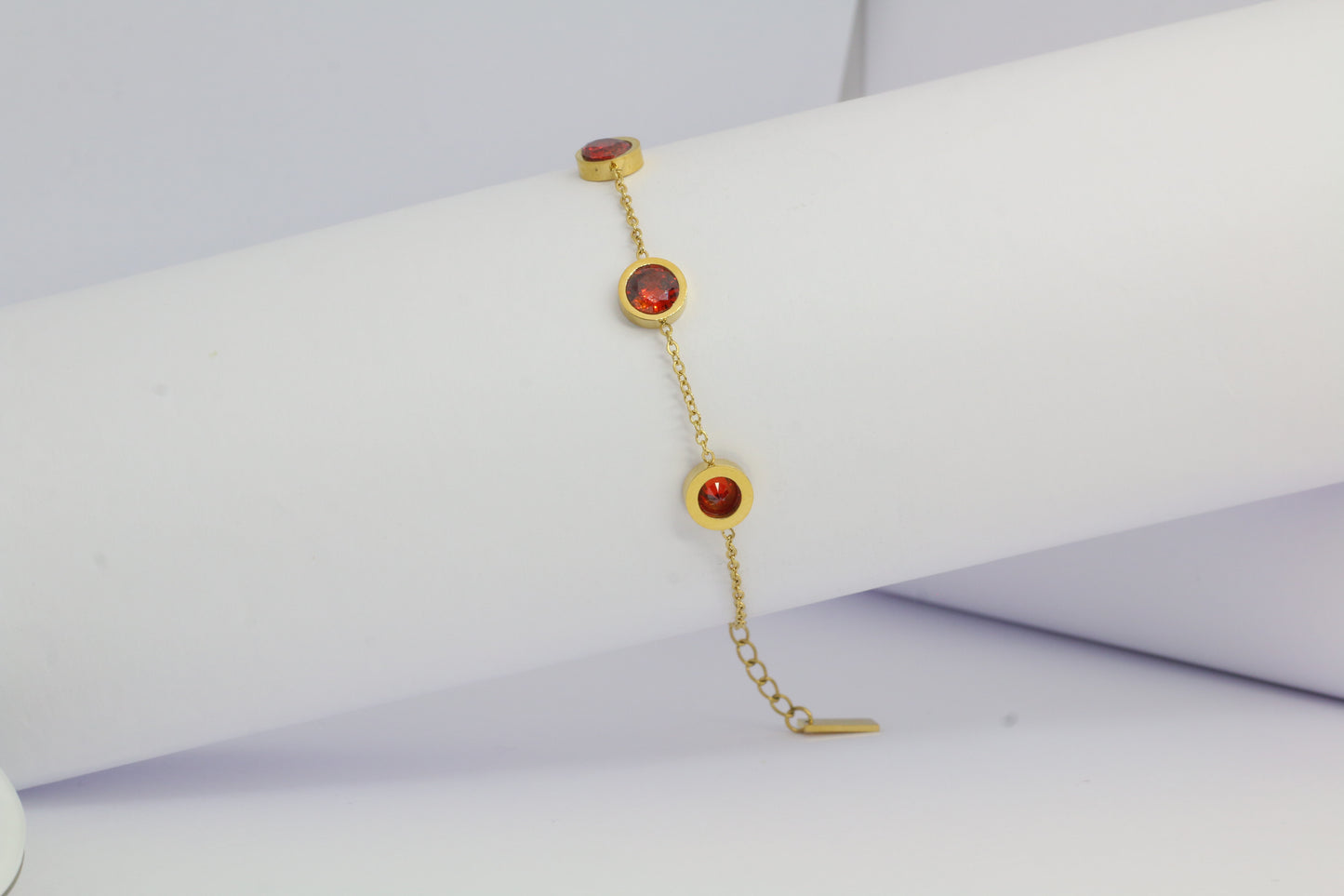 Bracelet chaîne avec 3 diamant rouge