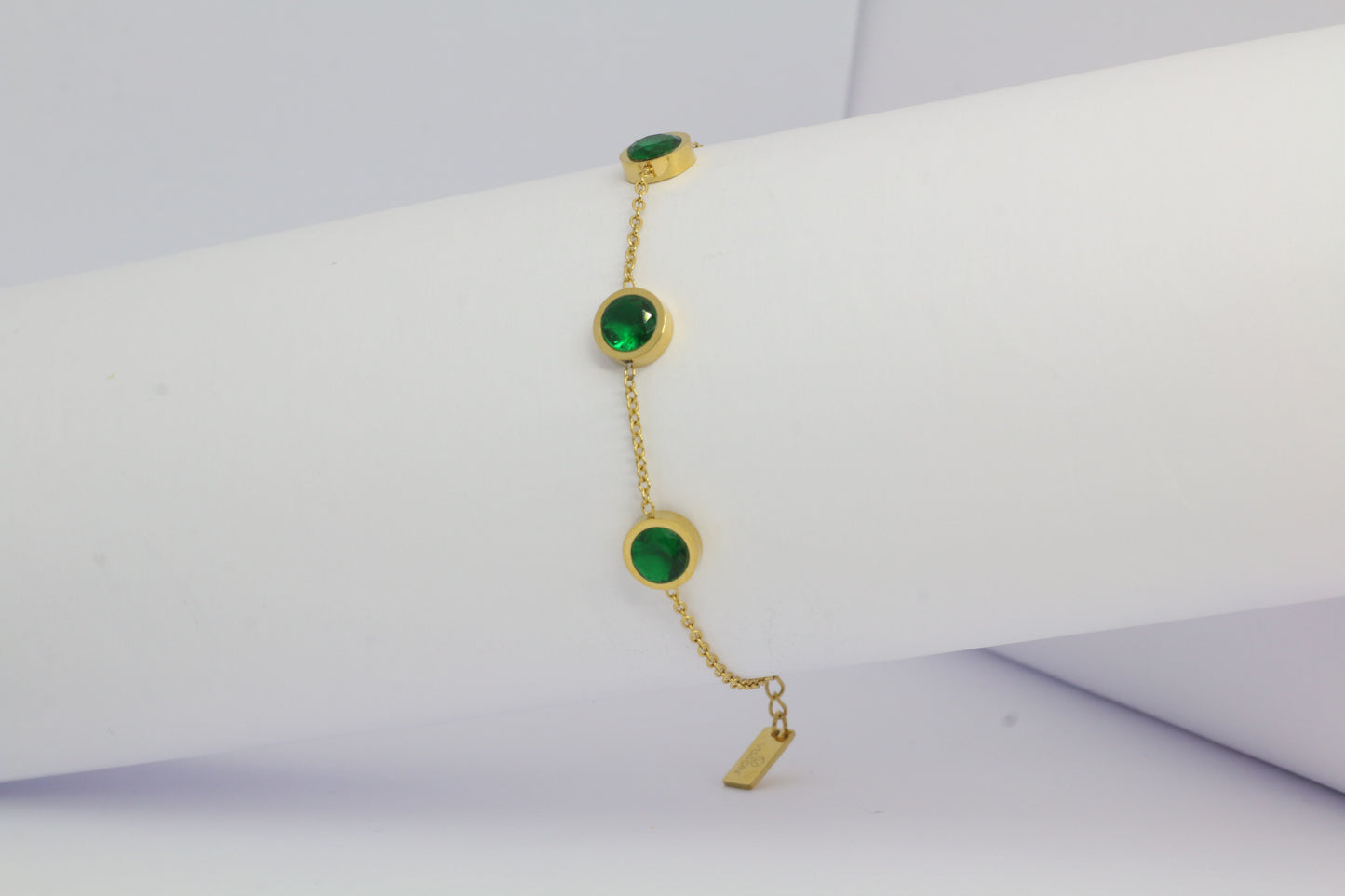 Bracelet  chaîne avec 3 diamant vert