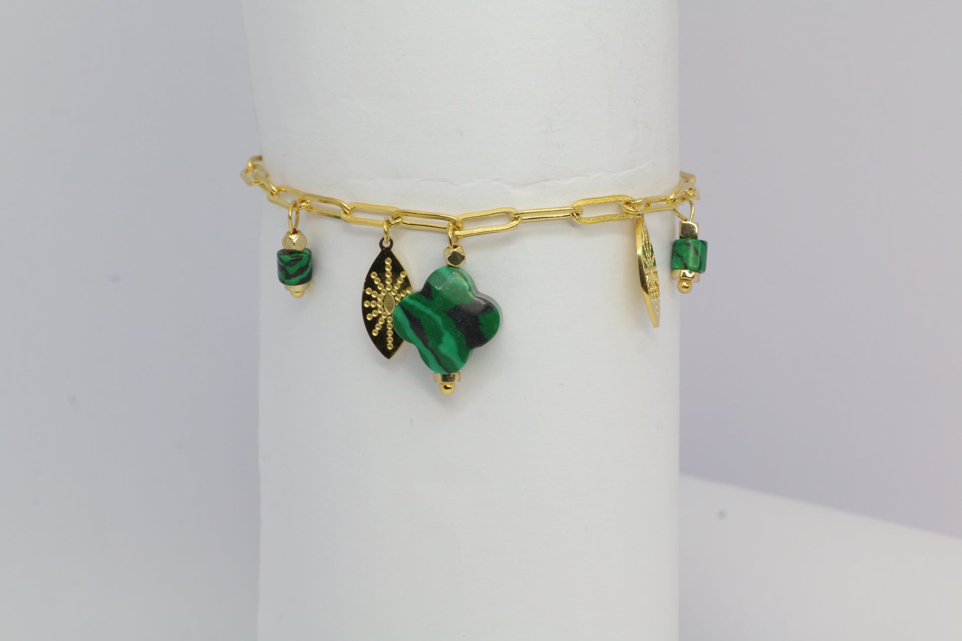 Bracelet bohème un multi pendentif feuille et Pierre - ZAKOUTAA