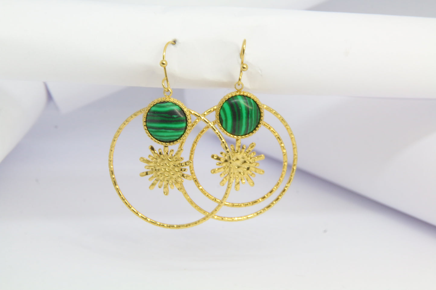 Boucles d'oreilles bohème pendentif soleil avec une pierre verte