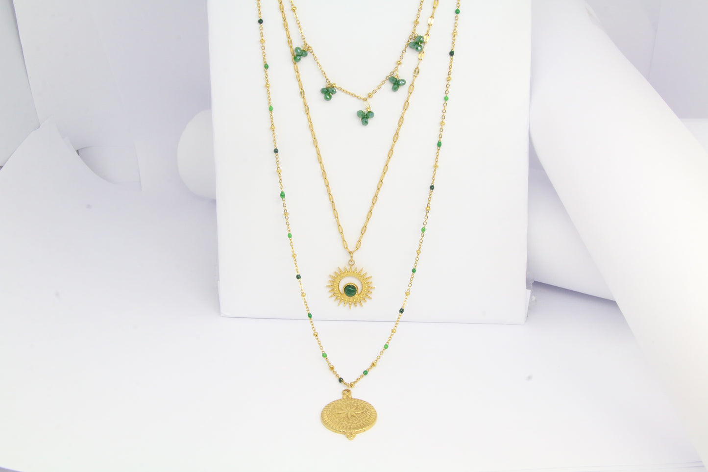 Collier bohème à triple rangées avec médaillon, soleil et perles émeraudes en acier inoxydable BOHEMIA
