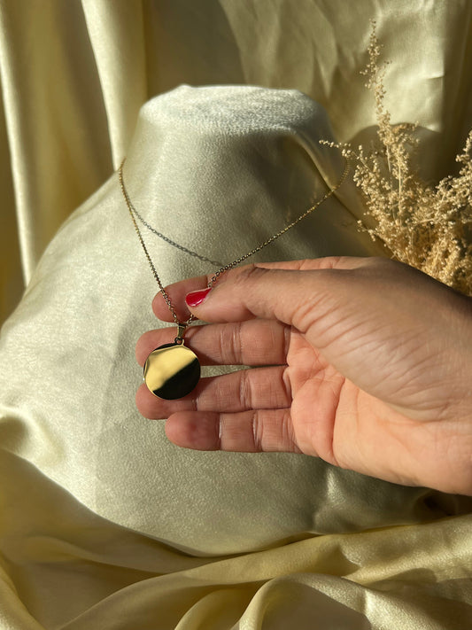 Pendentif personnalisé médaille gravée Avec un petit mot ou bien un prénom.
